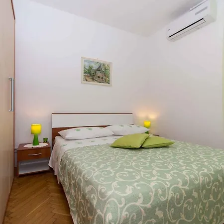 Two-bedroom In Okrug Gornji V *